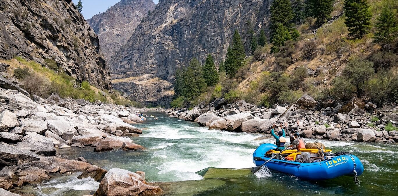 a blue raft approaching the impassable canyon on the salmon river.